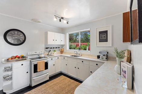 Photo of property in 28 Rewarewa Crescent, Waikanae, 5036