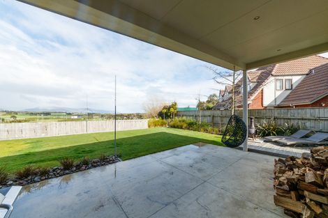 Photo of property in 19 Springdale Grove, Fitzherbert, Palmerston North, 4410