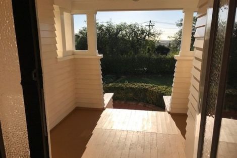 Photo of property in 5 Maungakiekie Avenue, Greenlane, Auckland, 1051