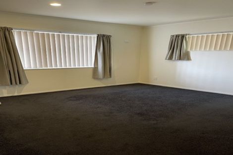 Photo of property in 34 Ginders Drive, Massey, Auckland, 0614