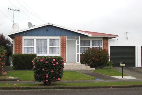 Photo of property in 20 Karaka Crescent, Levin, 5510