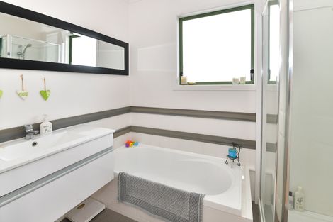 Photo of property in 2/10 Ross Crescent, Orewa, 0931