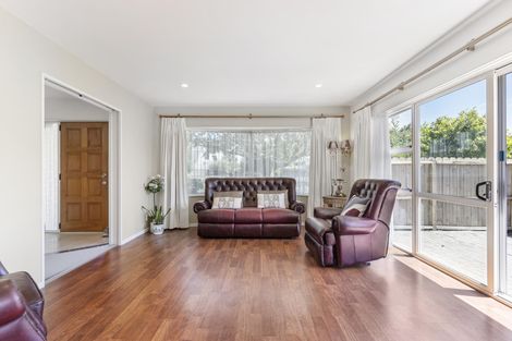 Photo of property in 1/24 Headcorn Place, Botany Downs, Auckland, 2010