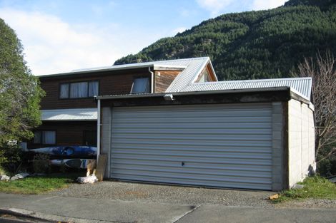 Photo of property in 6 Mackinnon Terrace, Sunshine Bay, Queenstown, 9300