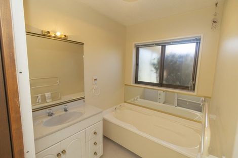 Photo of property in 12 Kamahi Place, Bishopdale, Christchurch, 8051