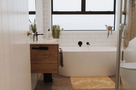 Photo of property in 72 Waipunahau Road, Waikanae, 5036