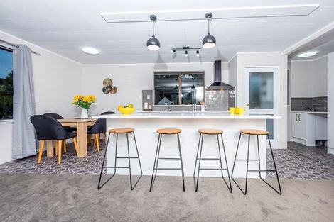 Photo of property in 4 Kayle Glen, West Harbour, Auckland, 0618