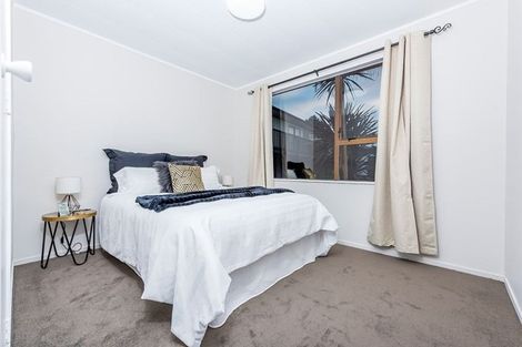 Photo of property in 4 Kayle Glen, West Harbour, Auckland, 0618