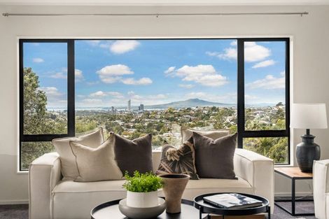 Photo of property in 15 Mcdowell Crescent, Hillcrest, Auckland, 0627