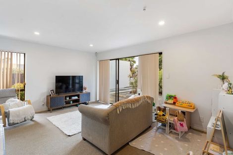 Photo of property in 2/27 Aberfeldy Avenue, Highland Park, Auckland, 2010
