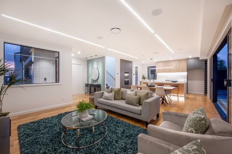 Photo of property in 15a The Parade, Bucklands Beach, Auckland, 2012