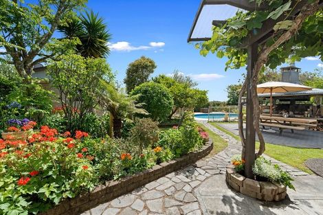 Photo of property in 723 Waitakere Road, Kumeu, 0891