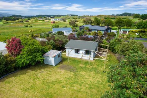Photo of property in 8 Sand Dune Grove, Waikawa Beach, Manakau, 5573