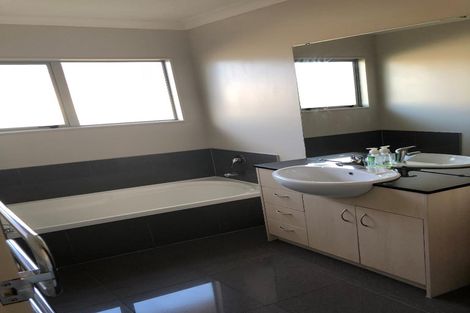 Photo of property in 5 Wairua Place, Pukekohe, 2120