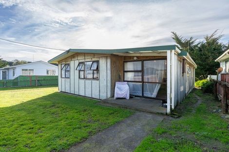 Photo of property in 9 Hennessy Street West, Foxton Beach, Foxton, 4815