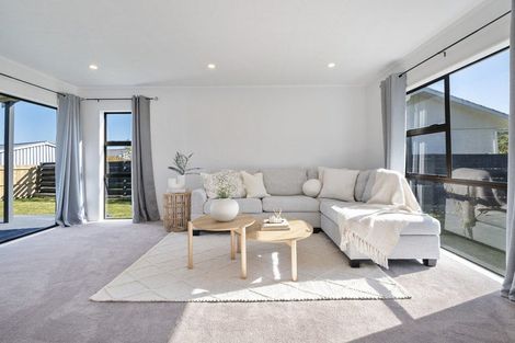 Photo of property in 18 Suzanne Grove, Kelvin Grove, Palmerston North, 4414