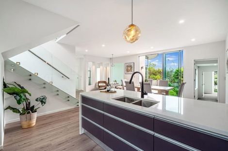 Photo of property in 90 Medallion Drive, Oteha, Auckland, 0632