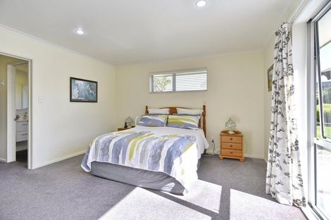 Photo of property in 15 Willowview Drive, Redwood, Christchurch, 8051