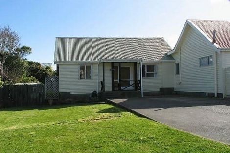 Photo of property in 17a Kingsbridge Place, Newlands, Wellington, 6037