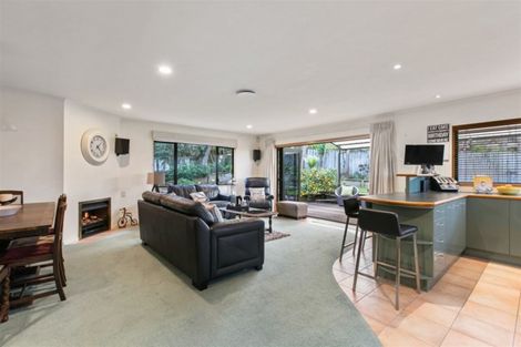 Photo of property in 23 Hogarth Rise, West Harbour, Auckland, 0618