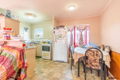 Photo of property in 2/12 De Bloge Place, Clendon Park, Auckland, 2103