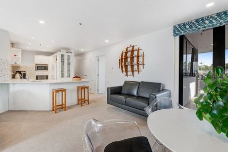Photo of property in 3a/171 Hurstmere Road, Takapuna, Auckland, 0622