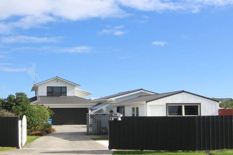 Photo of property in 9 Rosvall Place, Foxton Beach, Foxton, 4815