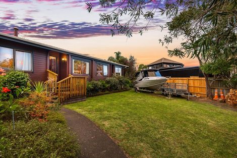 Photo of property in 124 West Harbour Drive, West Harbour, Auckland, 0618
