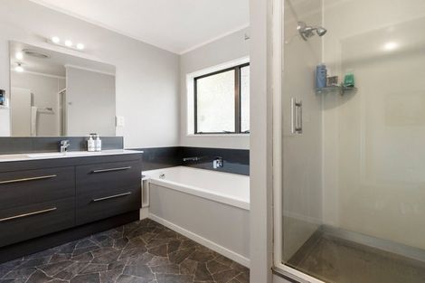 Photo of property in 2 Warwick Avenue, St Andrews, Hamilton, 3200