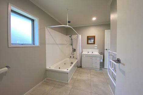 Photo of property in 20 Messenger Terrace, Oakura, 4314