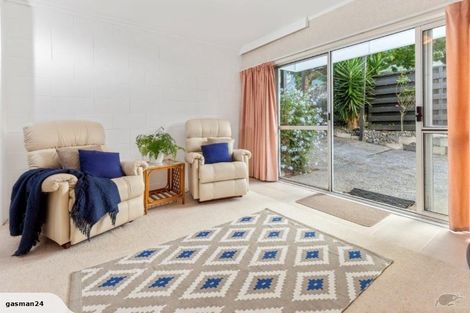 Photo of property in 15 Ravenwood Drive, Forrest Hill, Auckland, 0620