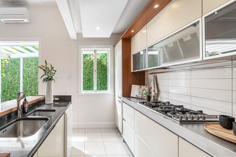 Photo of property in 3/6 Wairoa Road, Devonport, Auckland, 0624