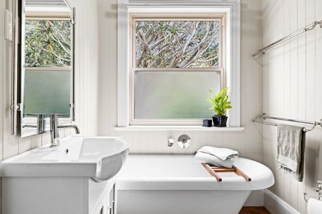 Photo of property in 4 Terrace Lane, Hospital Hill, Napier, 4110