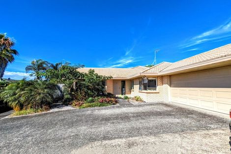 Photo of property in 32 Roy Maloney Drive, Henderson, Auckland, 0612