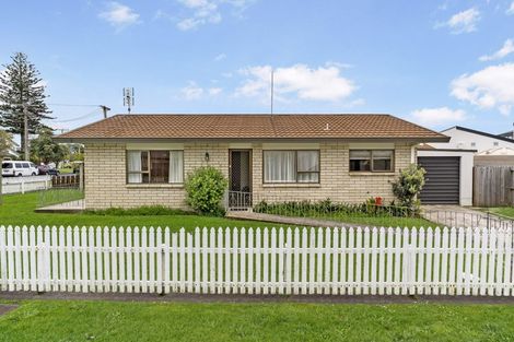Photo of property in 3 Centreway Road, Orewa, 0931