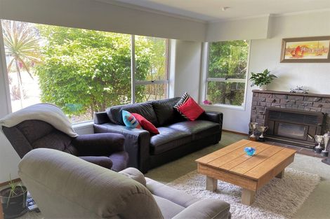 Photo of property in 44 Easton Park Parade, Glenfield, Auckland, 0629