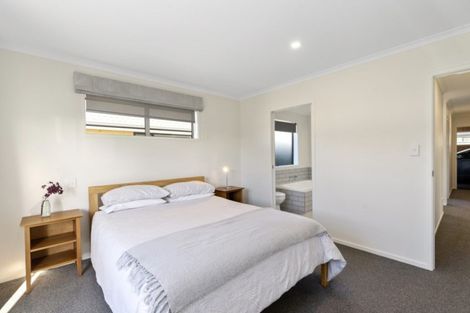 Photo of property in 2 Queenwood Road, Levin, 5510
