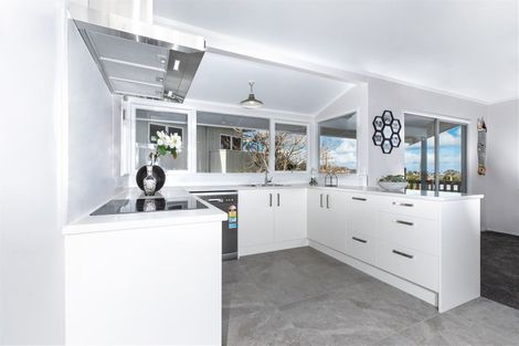 Photo of property in 82 Ravenwood Drive, Forrest Hill, Auckland, 0620