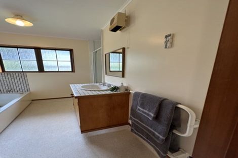 Photo of property in 5 Thatcher Crescent, Crofton Downs, Wellington, 6035