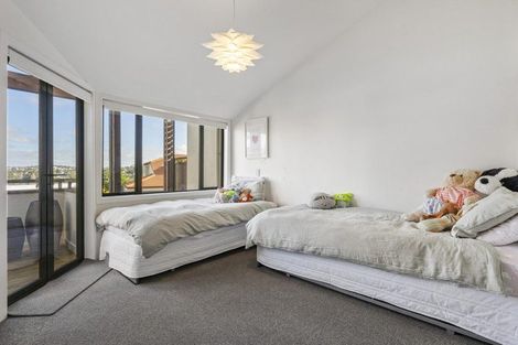 Photo of property in 10/8 Tobago Place, Sunnynook, Auckland, 0620