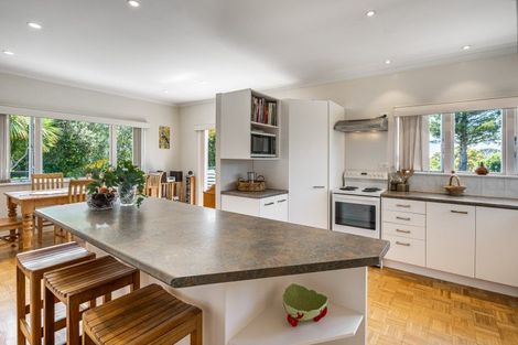 Photo of property in 16 Deane Avenue, Titirangi, Auckland, 0604