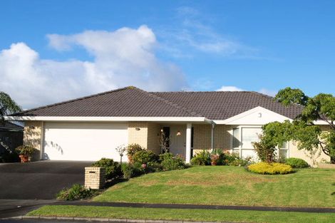 Photo of property in 121 Golfland Drive, Golflands, Auckland, 2013