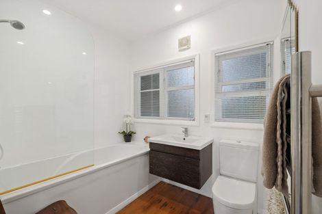 Photo of property in 70 Nevay Road, Karaka Bays, Wellington, 6022