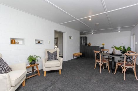 Photo of property in 43 Cumberland Street, Merrilands, New Plymouth, 4312