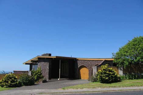 Photo of property in 927 East Coast Road, Northcross, Auckland, 0632