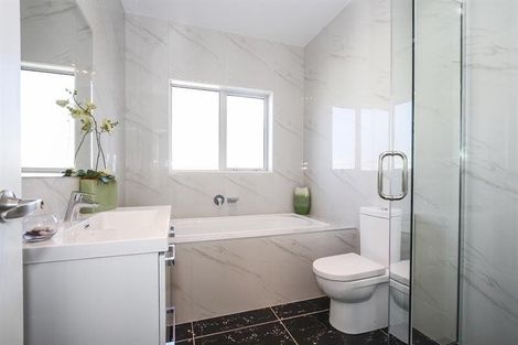 Photo of property in 73 San Valentino Drive, Henderson, Auckland, 0612