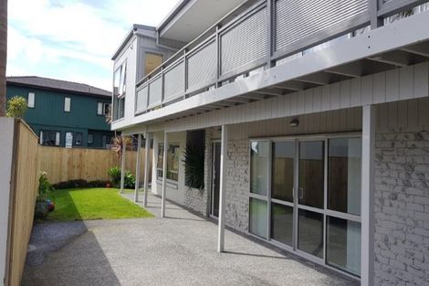 Photo of property in 2/598 Beach Road, Rothesay Bay, Auckland, 0630