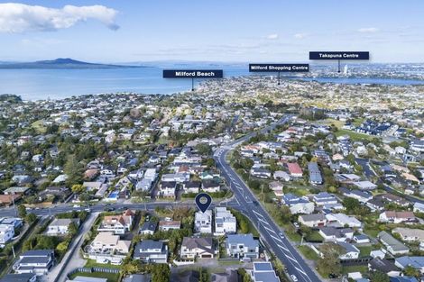 Photo of property in 2/2 Aberdeen Road, Campbells Bay, Auckland, 0620