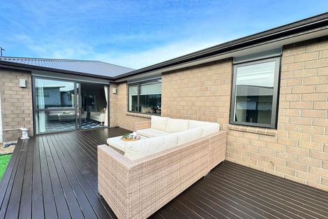 Photo of property in 8 Pakaraka Drive, Papakura, 2110