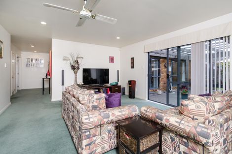 Photo of property in 30 San Bernadino Drive, Henderson, Auckland, 0612